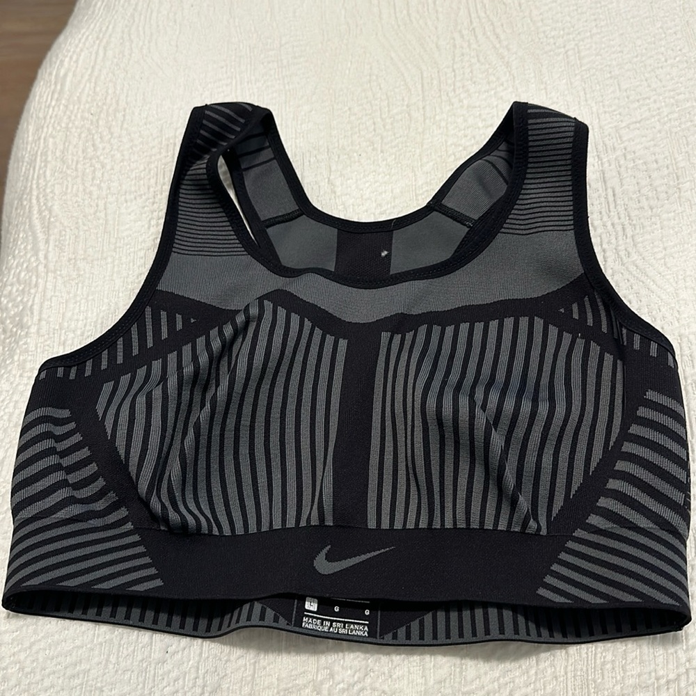 nike fe/nom sports bra